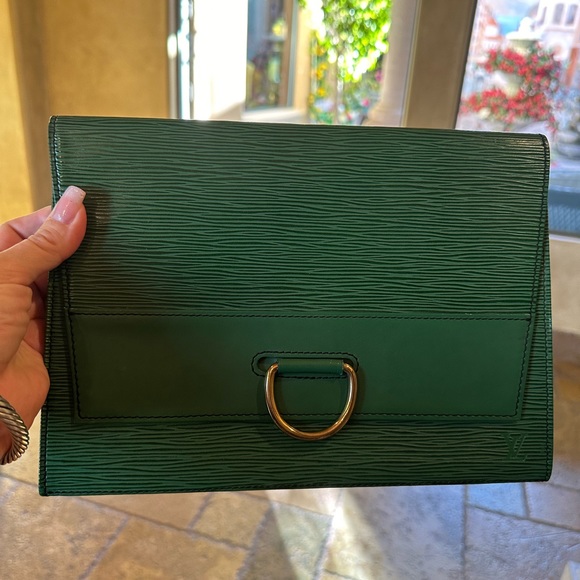 Beautiful Louis Vuitton Lena Epi Clutch - Picture 5 of 14